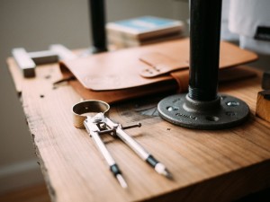 architect-carpenter-pair-of-compasses-3855-733x550
